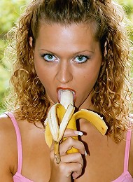 A babe doing outdoor masturbation